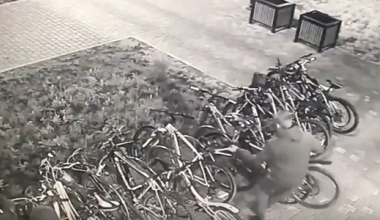 С велостоянки на Краснолесья три вора украли 4 велосипеда
