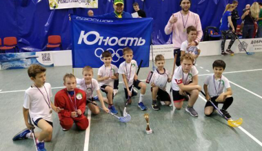 Юные хоккеисты из Академического взяли чемпионский кубок на областном турнире по флорболу
