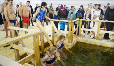 Несколько тысяч человек приняли участие в Крещенских купаниях в Академическом районе