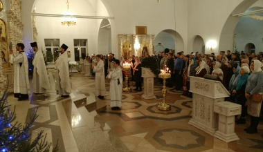 В Рождественскую ночь храмы Академического провели праздничные богослужения