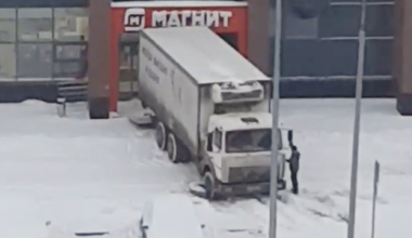 Водитель грузовика на проспекте Сахарова для разгрузки перекрыл тротуар, смял куст и снёс клумбу