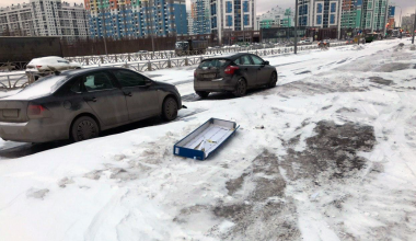 На проспекте Академика Сахарова из-за порывов ветра световой короб улетел в машину