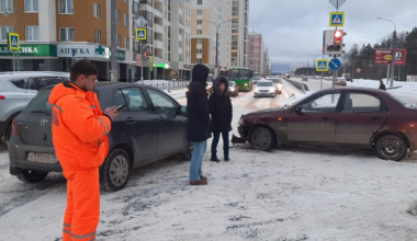 В ДТП на перекрёстке Мехренцева — Краснолесья пострадали трое детей