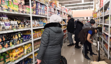 Без паники: жители Академического спокойны, а в магазинах полно продуктов