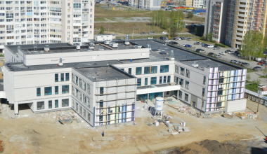 Раскрашивают и строят стадион: возведение нового корпуса школы № 181 в Краснолесье близится к финалу