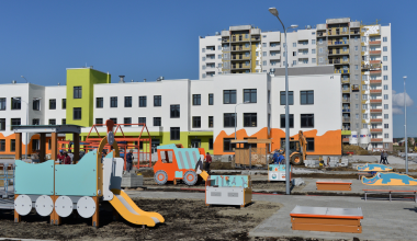 На территории детского сада на улице Тенистой обустраивают газоны и детские площадки