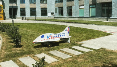 Во дворе ЖК «Балтийский» установили детскую скамейку в виде самолёта «Уральских Авиалиний»