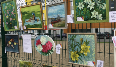 В Преображенском парке устроили выставку картин под открытым небом