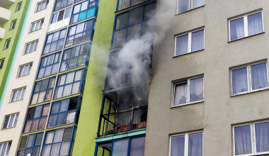Пожар в Академическом посреди дня. От огня лопнули балконные стёкла