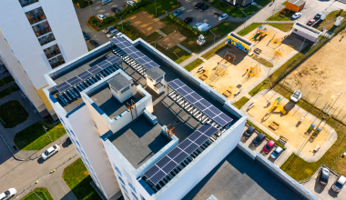 В Академическом на крыше дома установили солнечные батареи