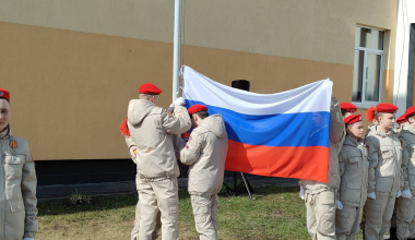 В школе №16 учебная неделя началась с поднятия флага России