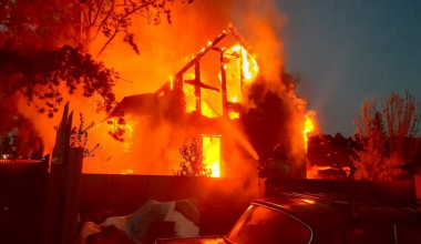 На Широкой речке сгорел садовый дом. В огне погибла четырёхлетняя девочка