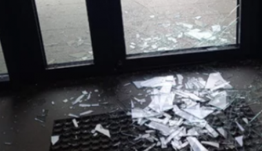«Уже в 5-й раз»: в доме на проспекте Сахарова снова разбили входную дверь