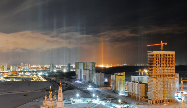 Ночью в Академическом в небе появились загадочные световые столбы