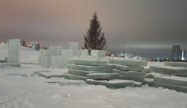 В Академическом началось строительство ледового городка. Он появится на новом месте
