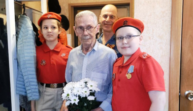 «Спасибо за Победу!»: в Академическом школьники навестили ветеранов Великой Отечественной войны накануне праздника