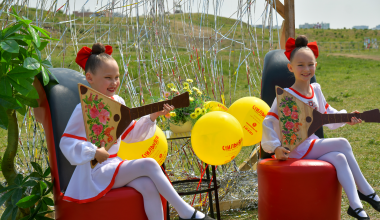 Фоторепортаж с фестиваля двойняшек и близнецов в Преображенском парке