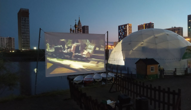Романтика: летний кинотеатр открывается в Преображенском парке!