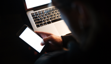 Школьник перевёл мошенникам 430 тысяч рублей с телефона отца