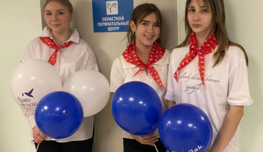 Будущие медики из школы №123 стали волонтёрами в Областном перинатальном центре