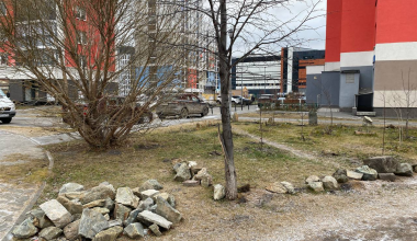 «Это опасно для детей»: на Краснолесья житель огородил камнями газон