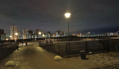 На пешеходном мосту в Преображенском парке включили освещение