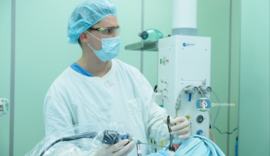 Хирурги онкодиспенсера в Академическом удалили пациентке опухоль без единого разреза