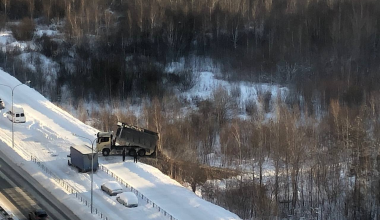 На пустыре между улицей Шаманова и проспектом Сахарова работает строительная техника