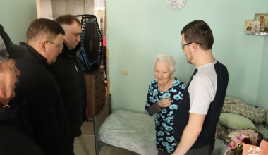 Николай Смирнягин поздравил со 100-летним юбилеем жительницу Академического