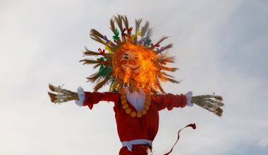 Тут жгут чучело, а не нервы