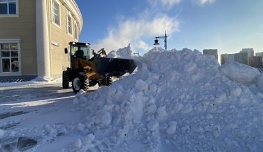 Спецтехника очищает дороги и дублёры от снега в Академическом
