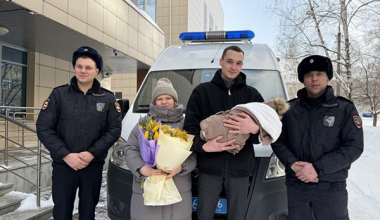 Полицейские помогли маме из Академического добраться до роддома