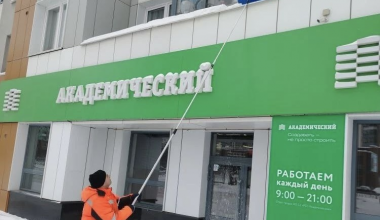 Жителей просят очистить подоконники от снега