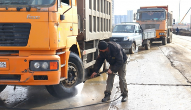 Водителей обязали тщательнее мыть колёса при выезде со стройки