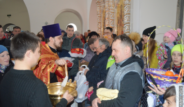 Пасхальные службы и освещение куличей в Академическом
