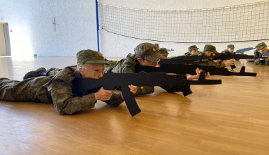 Школьники учились выживать в экстремальных условиях и собирали автоматы
