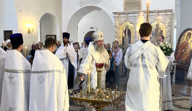 Десятки прихожан встретили митрополита Евгения в храме Святых Божиих строителей