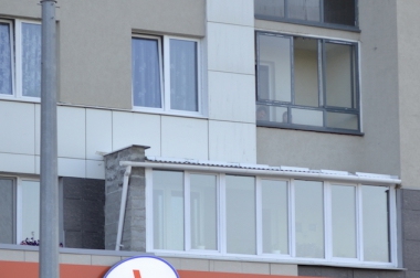 Житель вынес балкон за пределы квартиры