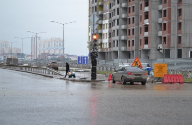 Часть дороги улицы Шаманова закрыта
